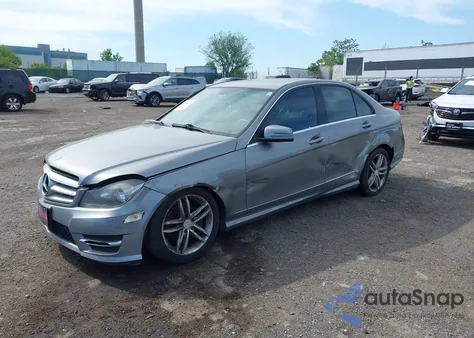 2012 Mercedes-Benz C 300 Luxury 4Matic/Sport 4Matic z USA, uszkodzony, nr VIN WDDGF8BB7CR201054
